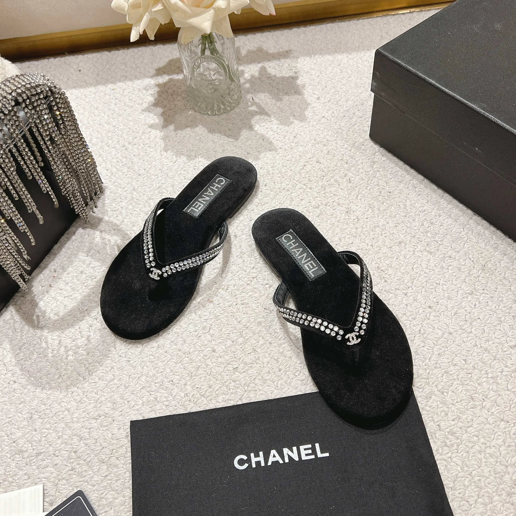 👟👟Ex-factory price 480👟👟 Xiaoxiang chanel 2025 new flip-flops! This series is really amazing. How can it be so beautiful! Summer is really an invincible combination that can be salty or sweet ~ The upper is made of original velvet and the lining is lambskin genuine leather outsole Size: 35-40 (40 customized)